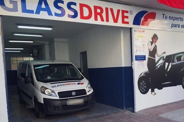 Entrada del taller con la furgoneta de la unidad móvil