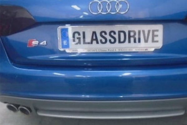 Coche con lunas tintadas