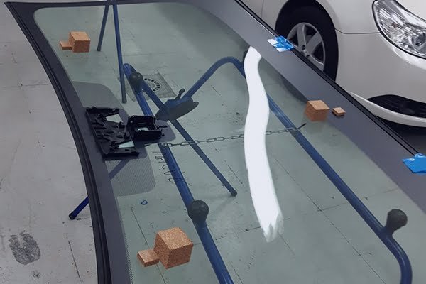 Técnico revisando la luna de un coche