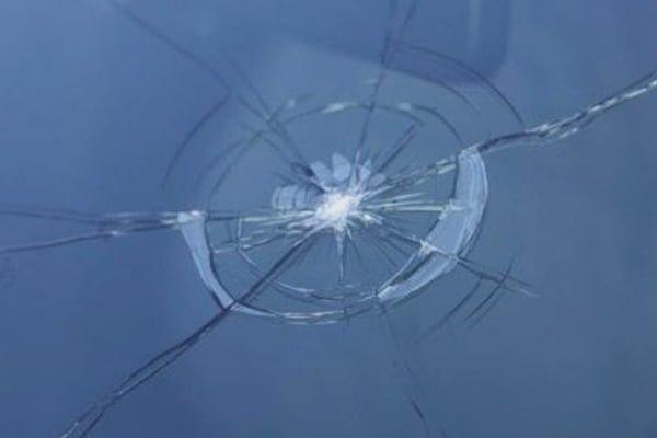 Impacto de piedra en un parabrisas antes de su reparación