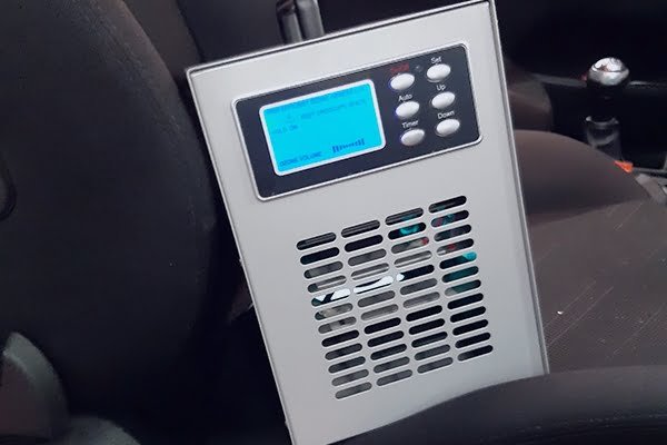 Equipo generador de ozono dentro de un coche