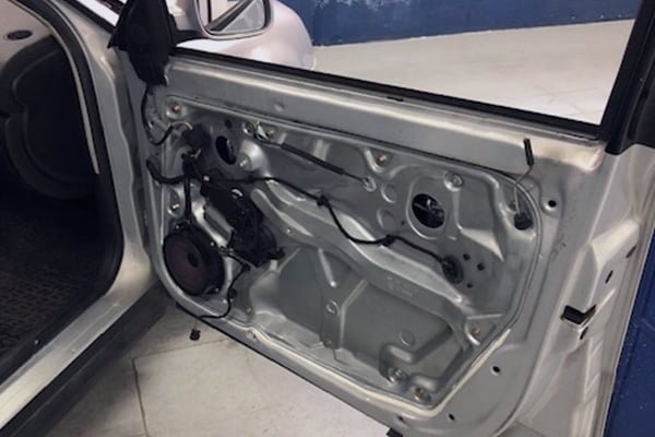 Reparación de un elevalunas con la puerta desmontada