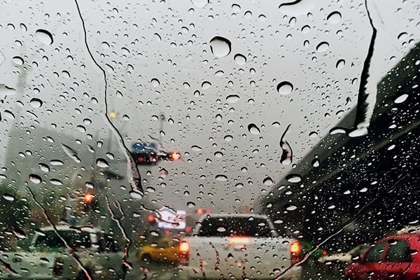 Gotas de agua resbalando sobre un parabrisas tratado