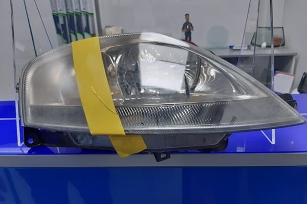 Lámina solar en una luna de coche