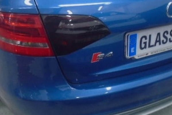 Luneta tintada en coche azul